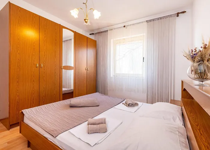 3 Bedroom Amazing In Apartamento Jasenice (Zadar)
