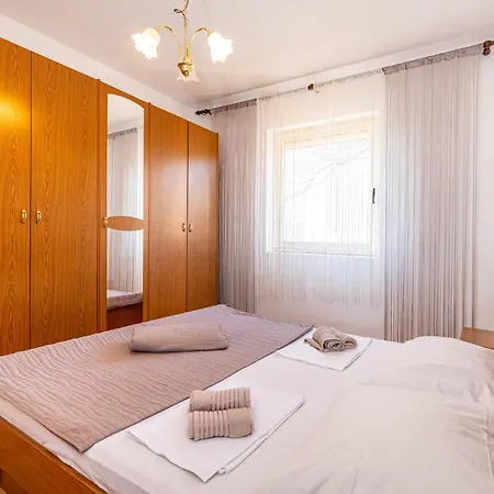 3 Bedroom Amazing In Apartamento Jasenice (Zadar)