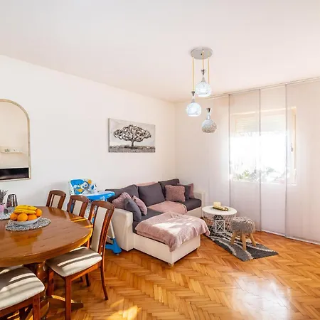 3 Bedroom Amazing In Apartment *