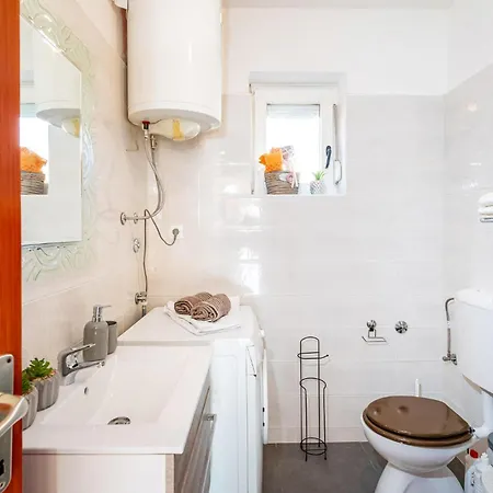 Lovely In With Kitchen Appartement *